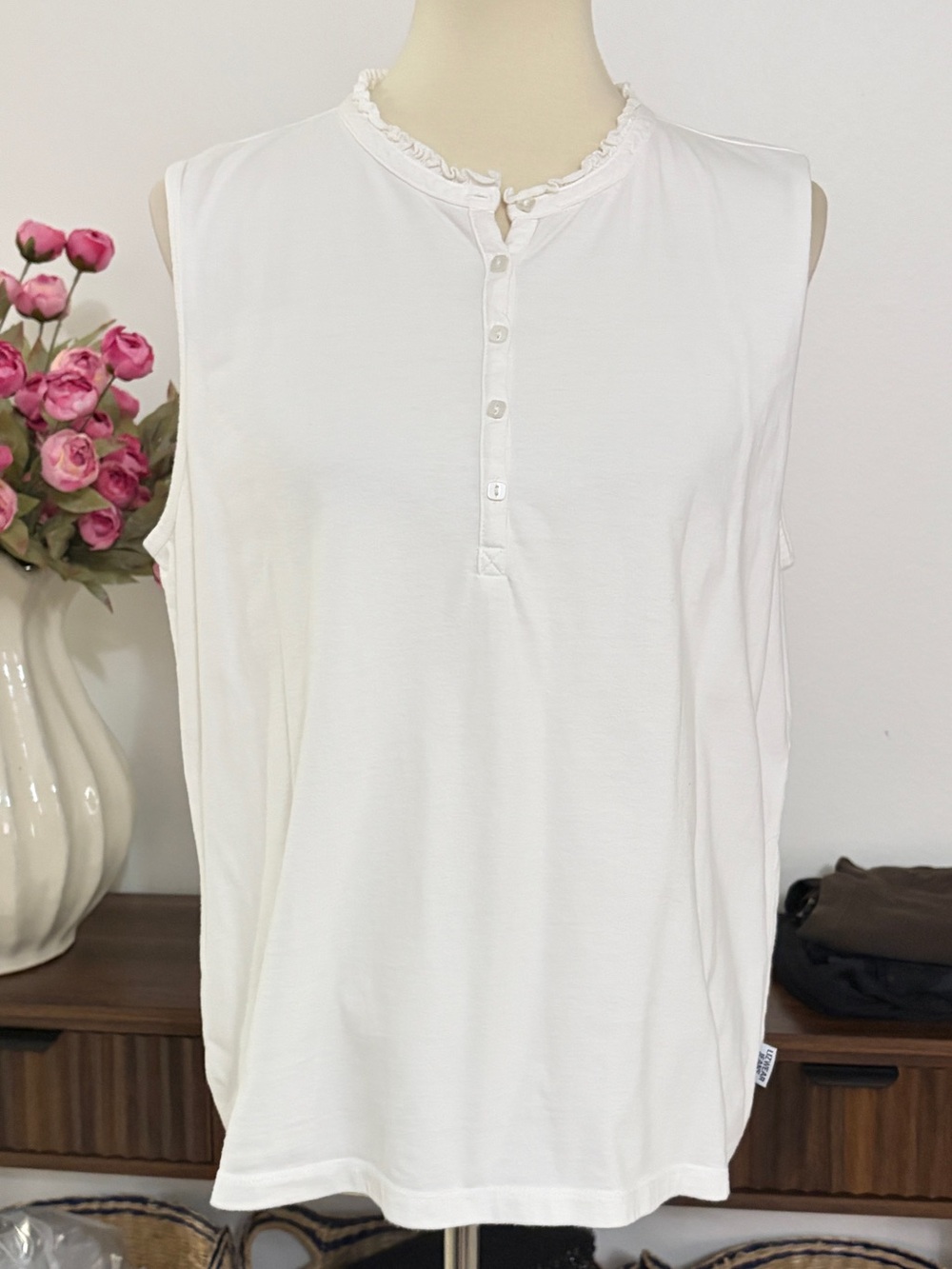 Liz Claiborne White Sleeveless Ruffle Henley Tank Top